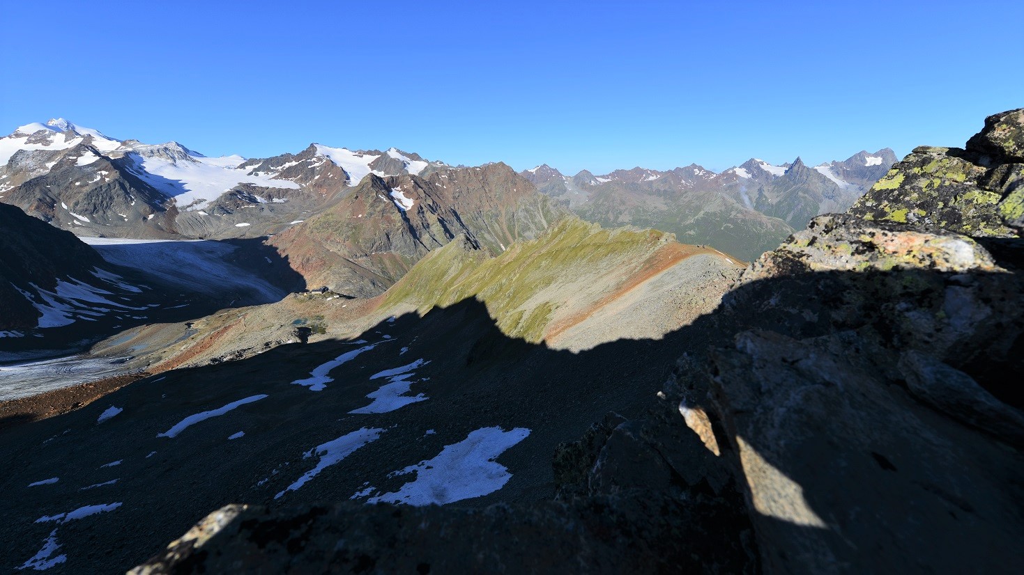 Links im Bild die Ötztaler Alpen mit der Wildspitze am oberen linken Bildrand